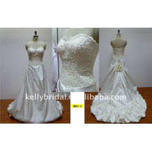 Wunderschöne und romentische Spitze und handgemachte Blumen Designer Hochzeitskleid